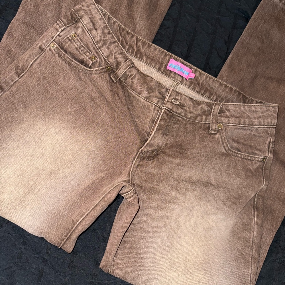 EDIKTED ALYSSE LOW RISE WASHED JEANS